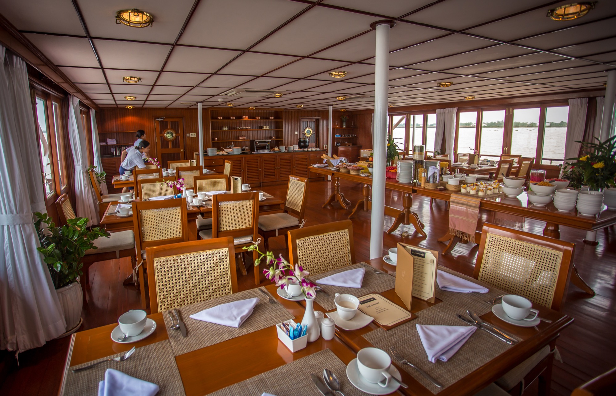 Pandaw RV Mekong Pandaw Restaurant 2.jpg